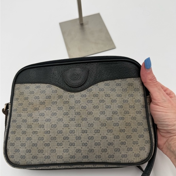 Gucci Gray Monogram Crossbody with Navy Trim - Picture 2 of 13